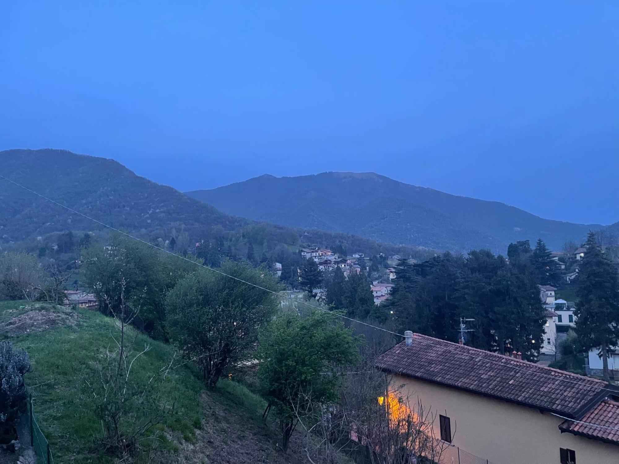 Laghi Di Como Appartamento Di Licinia E Mario Asso Exterior photo