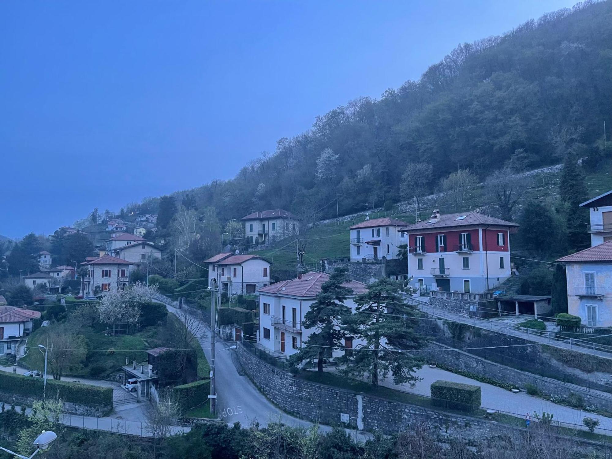 Laghi Di Como Appartamento Di Licinia E Mario Asso Exterior photo