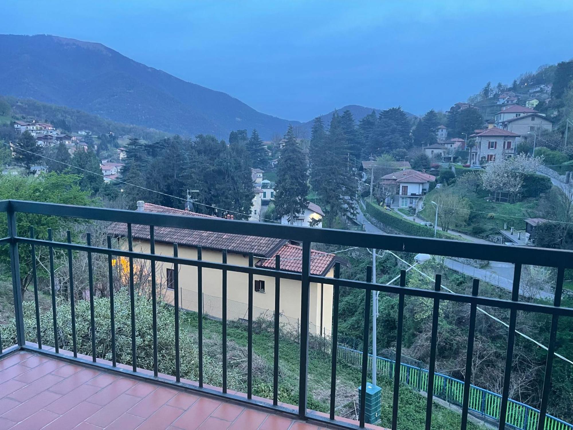 Laghi Di Como Appartamento Di Licinia E Mario Asso Exterior photo